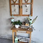 Am Wasserturm Mit Kleinem Bauernhof
